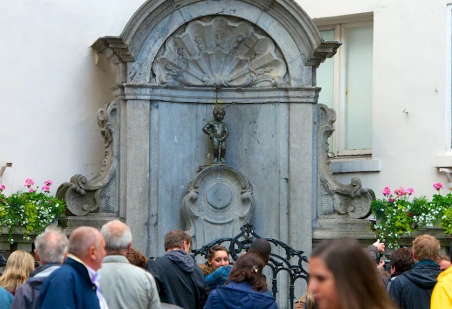 벨기에 브뤼셀 사람들에게 사랑받는 브뤼셀의 마스코트 오줌싸개 소년 동상