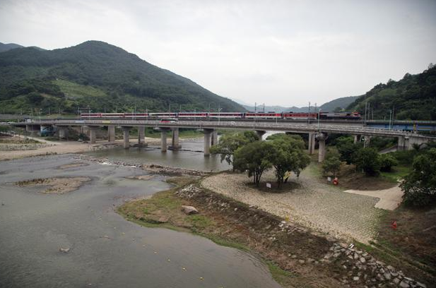 전라선 차창 밖에는 섬진강의 인심과 별미가 가득