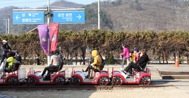 경춘선 옛 철길 따라 추억 싣고 달리는 강촌 레일바이크